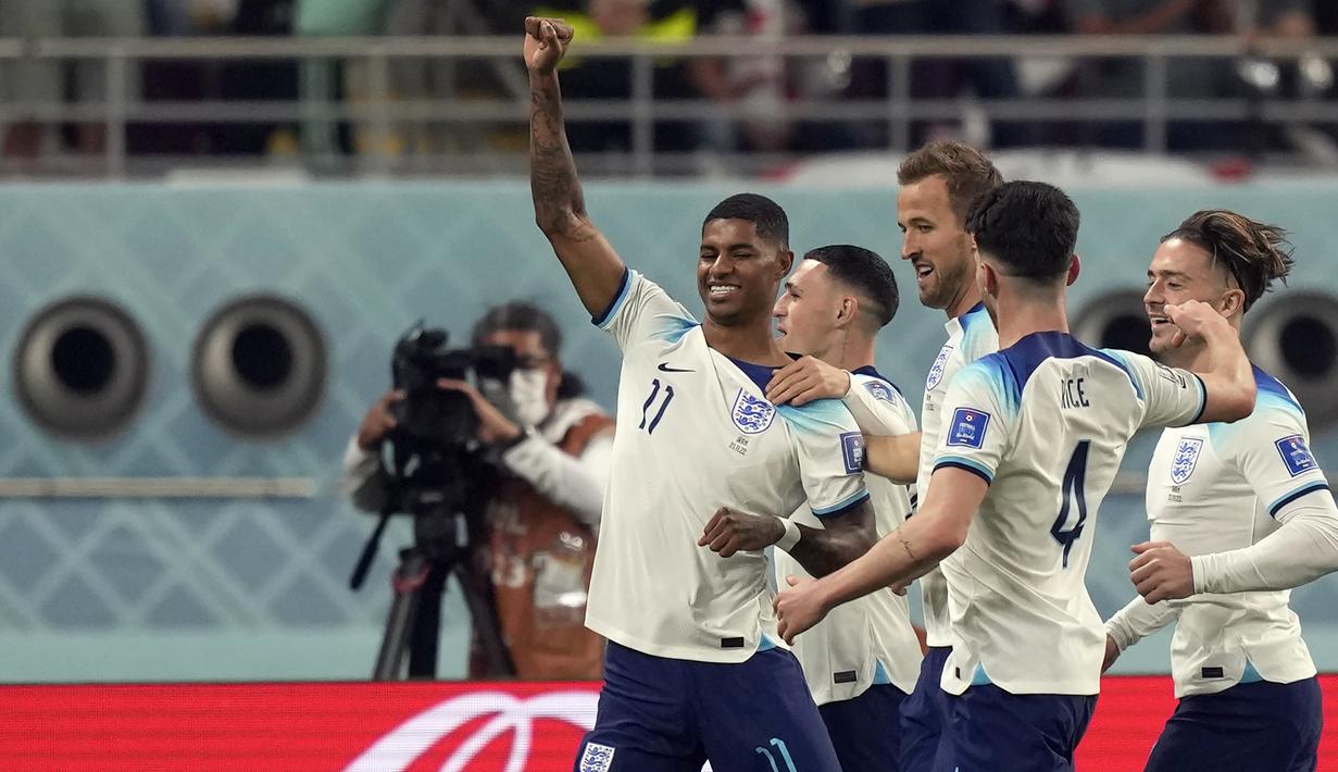Pada menit ke-70 Timnas Inggris melakukan 4 pergantian pemain sekaligus, di antarnya dengan memasukkan Marcus Rashford. Belum semenit bermain, ia mampu mencetak gol kelima Three Lions melalaui sepakan kaki kiri dari dalam kotak penalti. (AP/Frank Augstein)