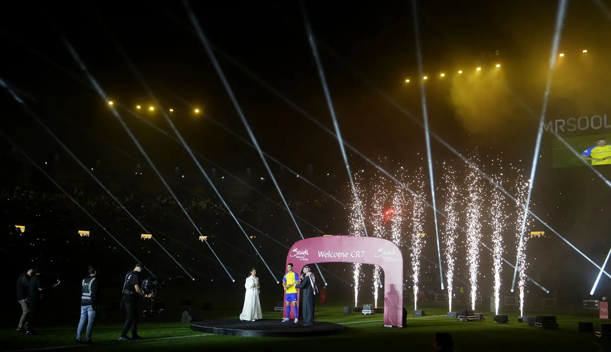 Stadion berkapasitas 25 ribu penonton yang terisi penuh itu bergemuruh ketika CR7 yang mengenakan jersey Al Nassr masuk ke dalam lapangan melambaikan tangan ke arah para suporter. (AP Photo/Amr Nabil)