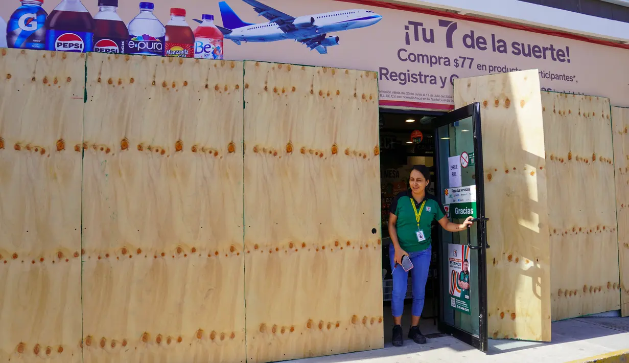 Di Playa del Carmen, sebagian besar bisnis tutup pada hari Kamis, dan beberapa menutup jendela. (Elizabeth Ruiz / AFP)