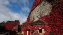 Gedung Blair Athol Distillery adalah tempat penyulingan wiski Skotlandia yang sudah berusia ratusan tahun, Selasa (18/10). Kini Blair Athol Distillery menjadi salah satu tempat objek wisata andalan Skotlandia. ( REUTERS / Russell Cheyne)