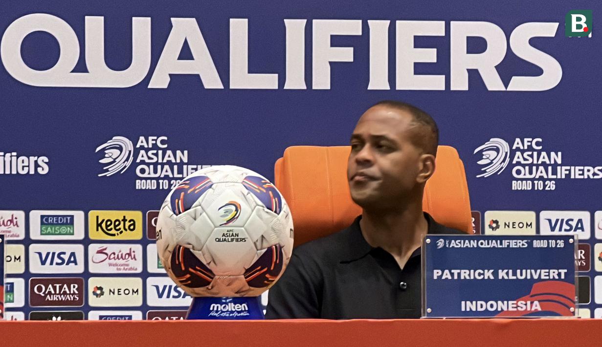 Pelatih Timnas Indonesia, Patrick Kluivert tak mampu menyembunyikan rasa kecewanya setelah Timnas Indonesia kalah 0-1 dari Irak dalam laga putaran keempat Kualifikasi Piala Dunia 2026, Minggu (12/10/2025) dini hari WIB. (Bola.com/Hery Kurniawan)