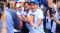 Wali Kota Makassar Danny Pomanto saat mengikuti Tarik Tambang untuk Pecahkan Rekor MURI di Makassar (Liputan6.com/Fauzan)