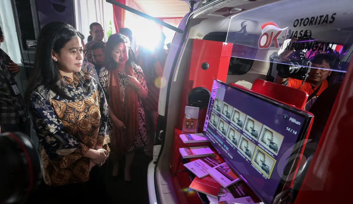Menko PMK, Puan Maharani (kiri) saat melihat satu layanan mobil Si Molek saat meluncurkan mobil literasi keuangan (Si Molek) di Kantor Menko PMK, Jakarta (12/5/2015). (Liputan6.com/Faizal Fanani)