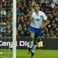 Pemain belakang Italia, Leonardo Bonucci (kanan), merayakan golnya ke gawang Norwegia di laga kualifikasi Piala Eropa grup H 2016 di Stadion Ullevaal, Oslo, (10/9/2014). (AFP PHOTO/Fredrik Varfjell)