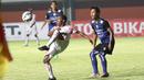 Pemain Persipura Jayapura, Ferinando Pahabol (kiri) berebut bola dengan pemain Arema Cronus pada laga grup E Piala Jenderal Sudirman di Stadion Maguwoharjo, Sleman, Minggu (13/12/2015) (Bola.com/Nicklas Hanoatubun) 
