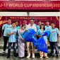 Aksi Ario Bayu bersih-bersih sampah di Piala Dunia U-17 2023