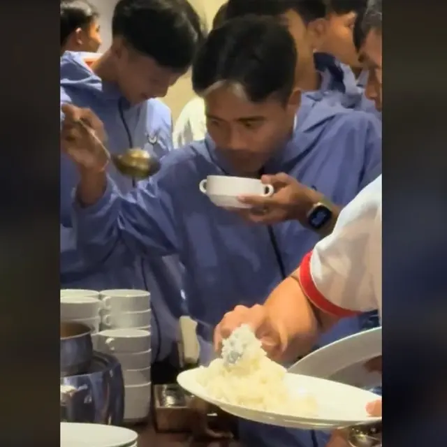 Sebelum Tahan Imbang Timnas Indonesia di Piala AFF 2024, Pemain Laos Antusias Antre Makan Prasmanan di Hotel.  foto: TikTok @thoumee0