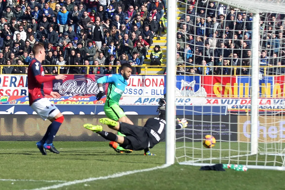 Striker Inter Milan Gabriel Barbosa (Gabigol) saat mencetak gol ke gawang Bologna (Giorgio Benvenuti/ANSA via AP)