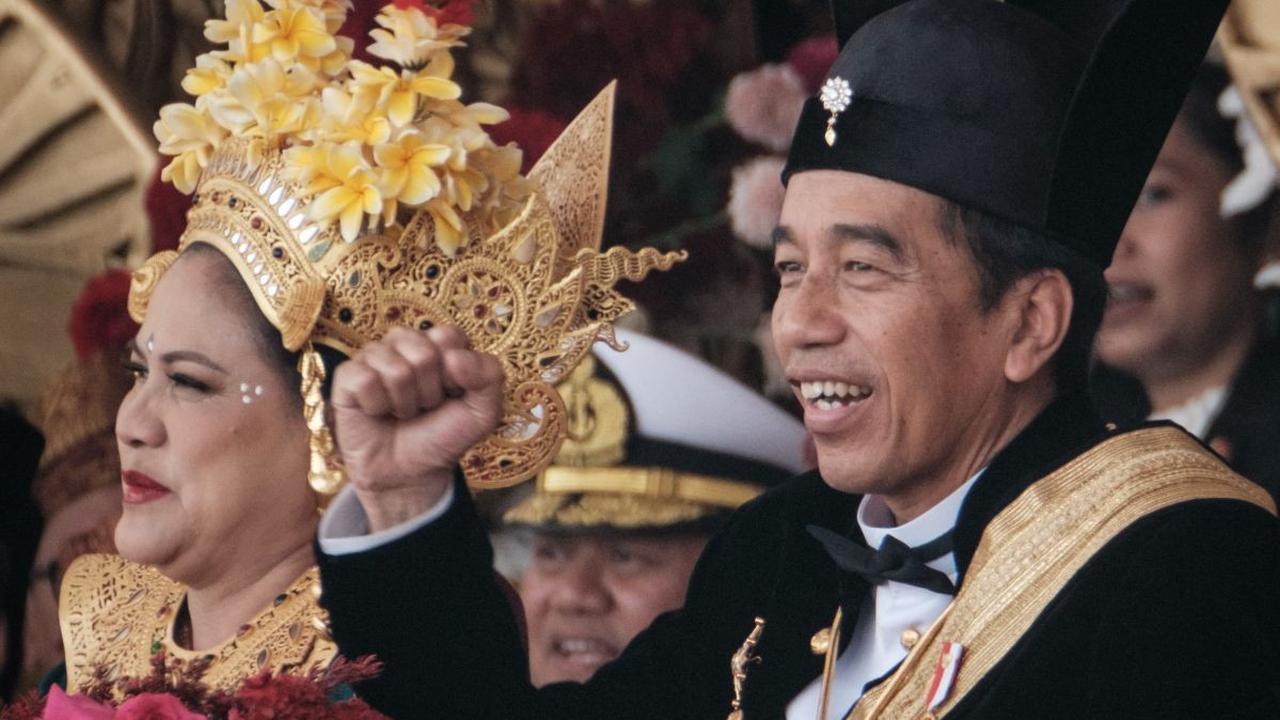 Pada upacara peringatan HUT ke-78 Kemerdekaan RI di Istana Merdeka, Jokowi kembali memakai baju adat.

Kali beliau mengenakan baju adat Ageman Songkok Singkepan Ageng.