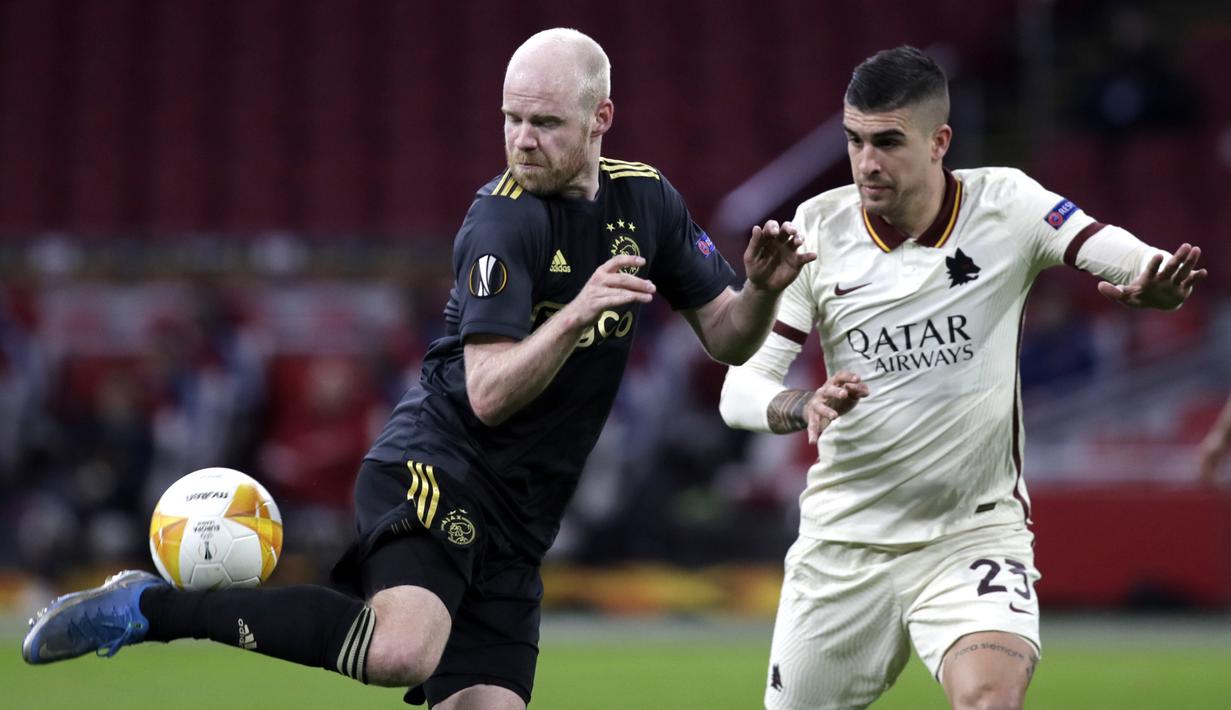 Gelandang Ajax Amsterdam, Davy Klaassen (kiri) mengontrol bola dibayangi bek AS Roma, Gianluca Mancini dalam laga leg pertama perempatfinal Liga Europa 2020/2021 di Johan Cruijff Arena, Amsterdam, Kamis (8/4/2021). Ajax kalah 1-2 dari AS Roma. (AP/Peter Dejong)