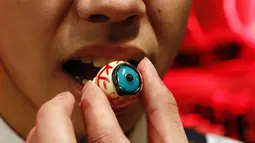 Seorang pelayan menunjukkan cokelat dalam bentuk bola mata yang disajikan di bar bertema vampir, Beijing, Cina, Jumat (28/11/2014). (REUTERS/Kim Kyung-Hoon) 
