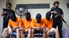 Tersangka kasus tindak pidana narkotika jaringan internasional yang dihadirkan saat rilis di RS Polri, Jakarta, Selasa (17/1). Ditresnarkoba Polda Metro Jaya berhasil mengamankan lima orang tersangka dengan barang bukti . (Liputan6.com/Immanuel Antonius)