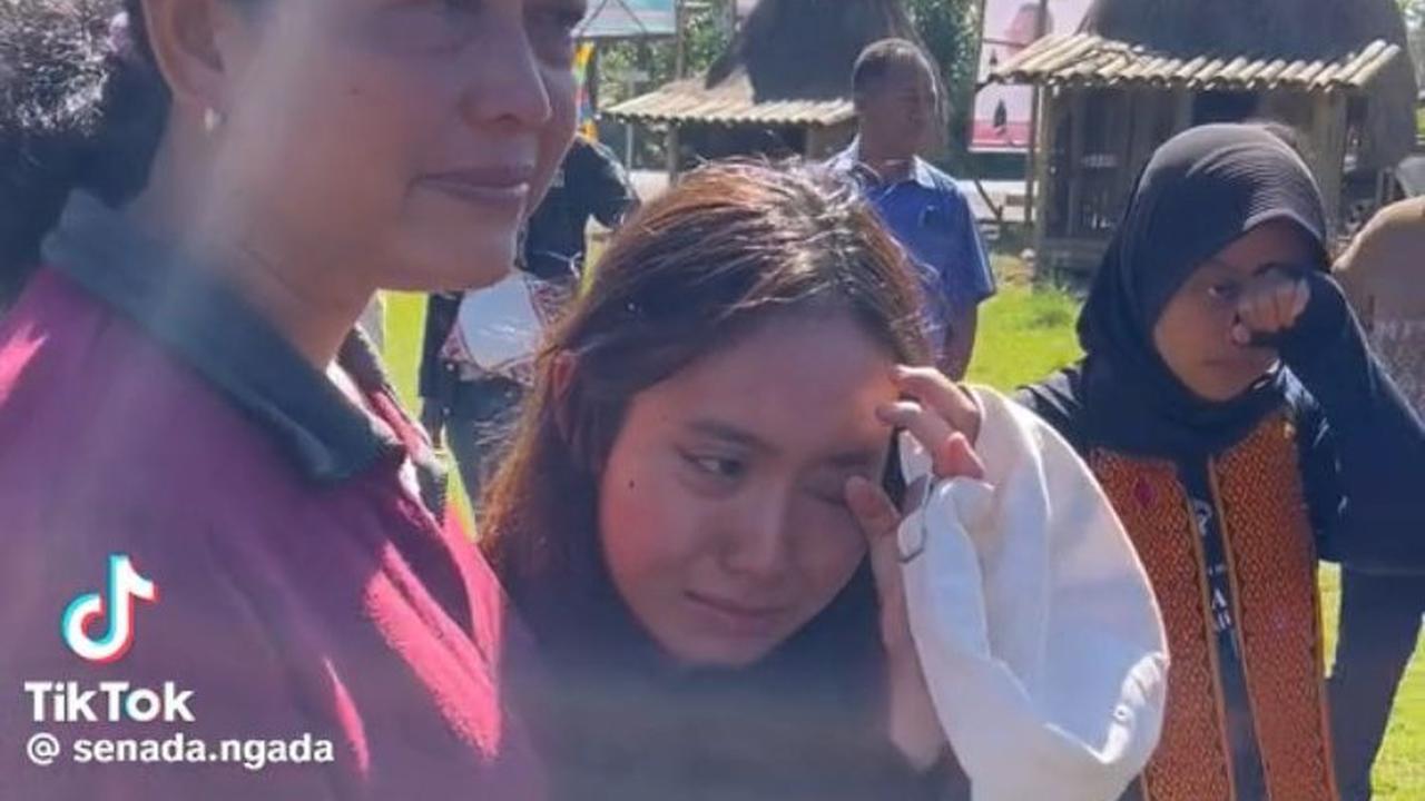 Momen Perpisahan Mahasiswa KKN UGM dengan Warga Desa di NTT Ini Viral, Bikin Haru