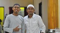 Rivaldi Bawuo bersama asisten pelatih Arema, Singgih Pitono, saat menjalankan ibadah puasa Ramadan di mes Arema. (Bola.com/Iwan Setiawan)