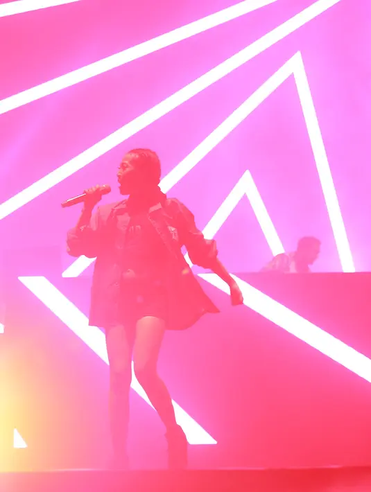 Dipha Barus menjadi ‘Local Heroes’ atau penampil dari dalam negeri di hari pertama DWP. Semakin malam, penampilan Dipha Barus dan Rinni Wulandari di panggung Mad Decent kian menyedot banyak perhatian penonton. (Galih W. Satria/Bintang.com)