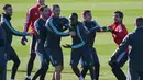 Para peman Juventus bercanda saat mengikuti sesi latihan tim di Turin, Italia (10/12/2019). Juventus akan bertanding melawan wakil Jerman, Bayern Leverkusen pada Grup D Liga Champions di BayArena. (AFP/Marco Bertorello)