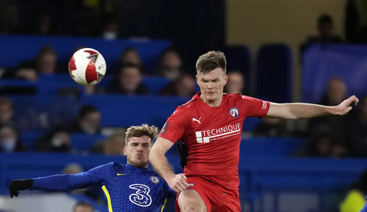 Penyerang Chelsea Timo Werner berebut bola dengan bek Chesterfield Fraser Kerr pada putaran ketiga Piala FA di Stamford Bridge, Minggu (9/1/2022) dini hari WIB. Chelsea melenggang mulus melewat tim divisi kelima Chesterfield dengan kemenangan telak 5-1. (AP Photo/Matt Dunham)