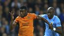 Pemain Wolverhampton Wanderers, Bright Enobakhare (kiri) melewati adangan pemain Mancester City, Eliaquim Mangala pada laga Piala Liga Inggris di Etihad Stadium, Manchester, (24/10/2017. City menang adu penalti 4-1. (Tim Goode/PA via AP)