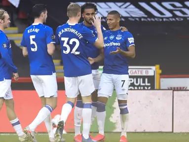 Pemain Everton Richarlison (kanan) mendapat selamat dari rekan setimnya usai mencetak gol ke gawang Sheffield United pada pertandingan Premier League di Bramall Lane, Sheffield, Inggris, Senin (20/7/2020). Everton menang 1-0. (AP Photo/Peter Powell, Pool)