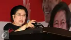 Ketua Umum PDIP Megawati Soekarnoputeri saat memberikan sambutan di Wisma Kinasih, Jawa Barat, Selasa (21/7/2015). Sekolah partai calon kepala daerah angkatan kedua yang berlangsung 21-24 Juli 2015 itu diikuti 136 peserta (Liputan6.com/Helmi Afandi)