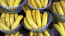 Anda bisa menggunakan pisang segar yang dihaluskan dengan dicampur dengan madu untuk mendapatkan kulit bersinar. (AFP PHOTO/Carl COURT)