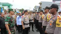 Kapolda Maluku Utara, Brigjen Pol Suroto saat mengecek kesiapan aparat kepolisian yang ditugaskan di seluruh TPS dalam pemilu 17 April 2019 (Abdul Fatah/Antara)