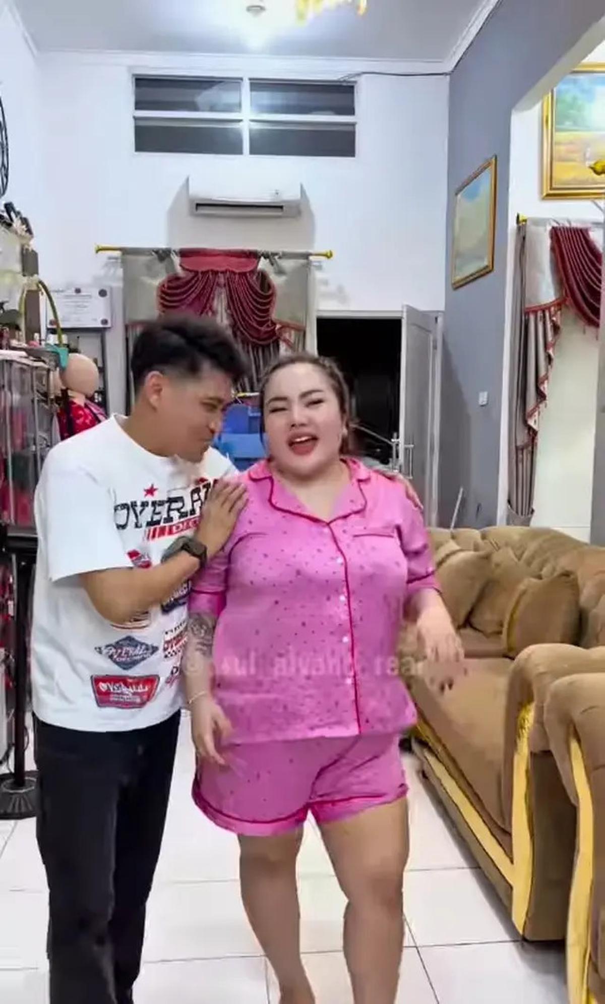 7 Potret Ruang Tamu Mini Rumah Lisa Mariana, Ada Cermin Unik yang Beri Efek Luas