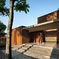 Studio Air Putih membangun sebuah bangunan kantor dengan aksen batu bata (Foto: Studio Air Putih)