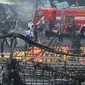 Suasana pabrik kembang api yang meledak dan terbakar di Komplek Pergudangan 99, Jalan Raya Salembaran, Cengklong, Kosambi, Kab Tangerang, Banten (26/10). Dikabarkan sekitar 47 orang tewas dan 46 luka-luka akibat kejadian tersebut. (AFP Photo/Demy Sanjaya)