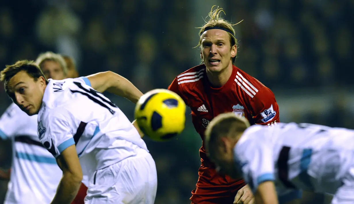 Christian Poulsen. Gelandang Denamrk yang kini berusia 42 tahun dan telah pensiun pada Desember 2016 bersama FC Copenhagen ini terlebih dahulu membela Liverpool selama 1 musim pada 2010/2011 usai didatangkan dari Juventus. Ia baru memperkuat Ajax Amsterdam pada awal musim 2012/2013 usai didatangkan dari Evian. Bersama Ajax ia bertahan selama 2 musim hingga 2013/2014. (AFP/Paul Ellis)