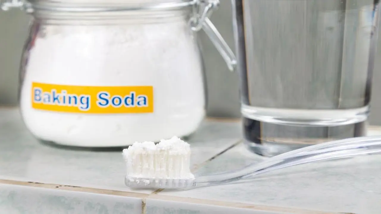Memutihkan Gigi dengan Campuran Baking Soda dan Buah