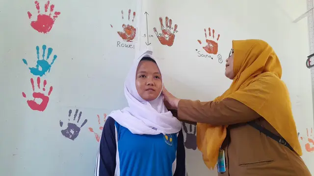 Salah satu siswa SMAN 6 Tangsel mengukur tinggi badan saat CKG Sekolah pada Senin, 4 Agustus 2025. (Dok Benedikta Desideria/Liputan6.com)
