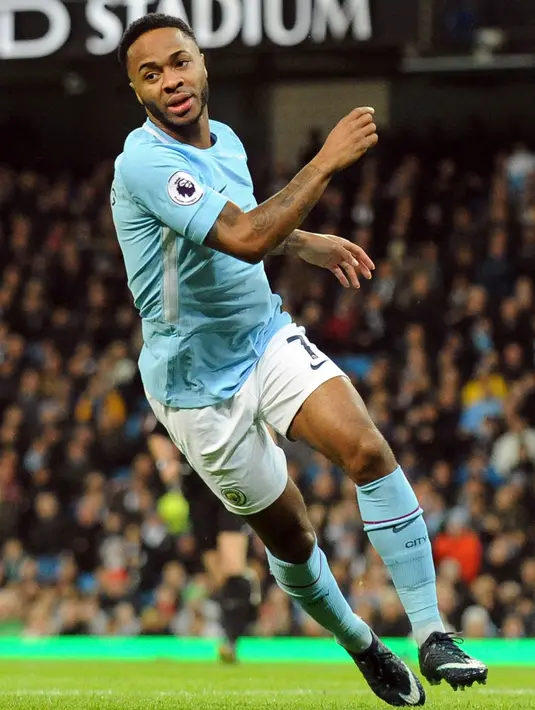 Penyerang Manchester City, Raheem Sterling (tengah) melakukan selebrasi usai mencetak gol ke gawang Watford pada lanjutan Liga Inggris di stadion Etihad, (2/1). Gol Sterling juga menyandang status sebagai gol tercepat ketiga City. (AP Photo / Rui Vieira)