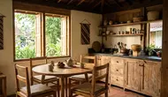 7 Desain Rumah Sederhana di Kampung dengan Dapur Menyatu Ruang Makan, Estetik dan Nyaman