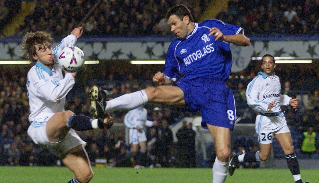 Gustavo Poyet. Gelandang serang Uruguay yang kini berusia 54 tahun dan telah pensiun pada Juli 2004 bersama Tottenham Hotspur ini menjadi salah satu pemain Uruguay yang mampu meraih trofi di Liga Inggris. Ia melakukannya bersama Chelsea yang diperkuatnya selama 4 musim mulai 1997/1998 hingga 2000/2001 usai didatangkan dari Real Zaragoza. Ia sukses meraih 4 gelar, yaitu Piala FA 1999/2000, Charity Shield 2000, Piala Winner 1997/1998 dan Piala Super Eropa 1998. Bersama Chelsea ia total tampil dalam 143 laga di semua ajang dengan torehan 45 gol dan 6 assist. (AFP/Gerry Penny)