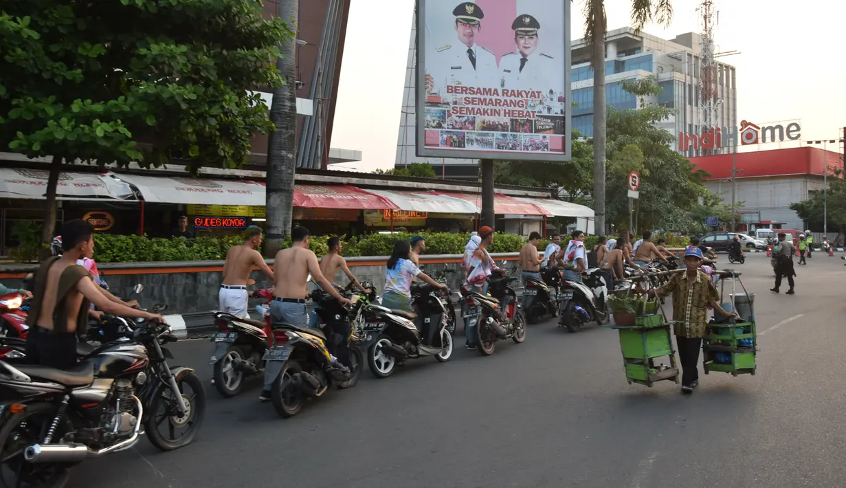 Suasana saat ratusan pelajar SMA digelandang usai konvoi pengumuman kelulusan UN di Bundaran Simpang Lima, Semarang, Jawa Tengah, Kamis (3/5). (Liputan6.com/Gholib)