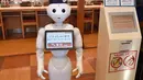 Penampilan robot humanoid Pepper saat press preview di Saitama, Jepang (2/2). Dengan tinggi 1,2 meter, Pepper dapat mengenali suara manusia dalam 20 bahasa dan dapat mendeteksi apakah dia berbicara dengan pria, wanita, atau anak-anak. (AFP/Kazuhiro Nogi)