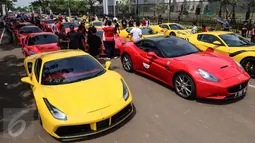 Pengunjung melihat mobil Ferrari dalam Ferrari Festival of Speed di BSD City, Tangerang Selatan, Minggu (23/4). Pemilik mobil Ferrari yang mengikuti parade berdatangan dari Jakarta, Bandung, Surabaya, Malang dan Bali. (Liputan6.com/Fery Pradolo)