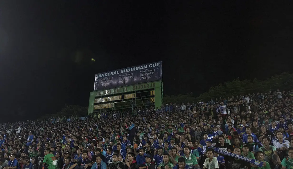 Suporter Surabaya United, Bonek, dan suporter Persib, Viking, bersama-sama mendukung timnya dalam lanjutan Grup C Piala Jenderal Sudirman 2015 di Stadion Gelora Delta Sidoarjo, Sabtu (21/11/2015). (Bola.com/Vitalis Yogi Trisna)