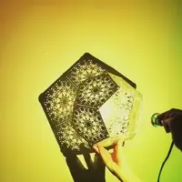 Dengan lampu eksternal, dodecahedron bermotif bisa menciptakan bayangan yang cantik. (Via: boredpanda.com)