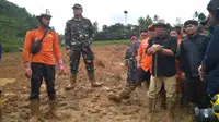 4 Aksi Ridwan Kamil saat Tinjau Korban Longsor Sukabumi