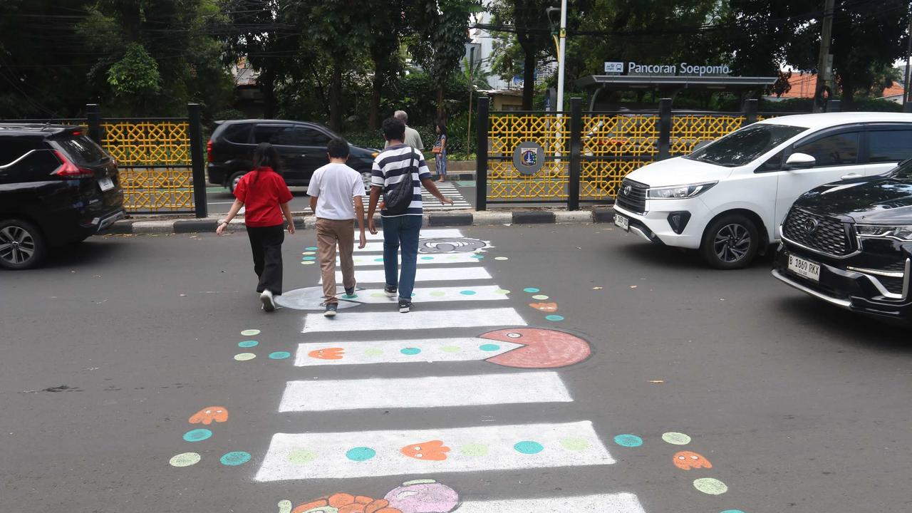 FOTO: Zebra Cross Unik Kreatif Warga di Jalan Soepomo Jadi Perhatian Publik