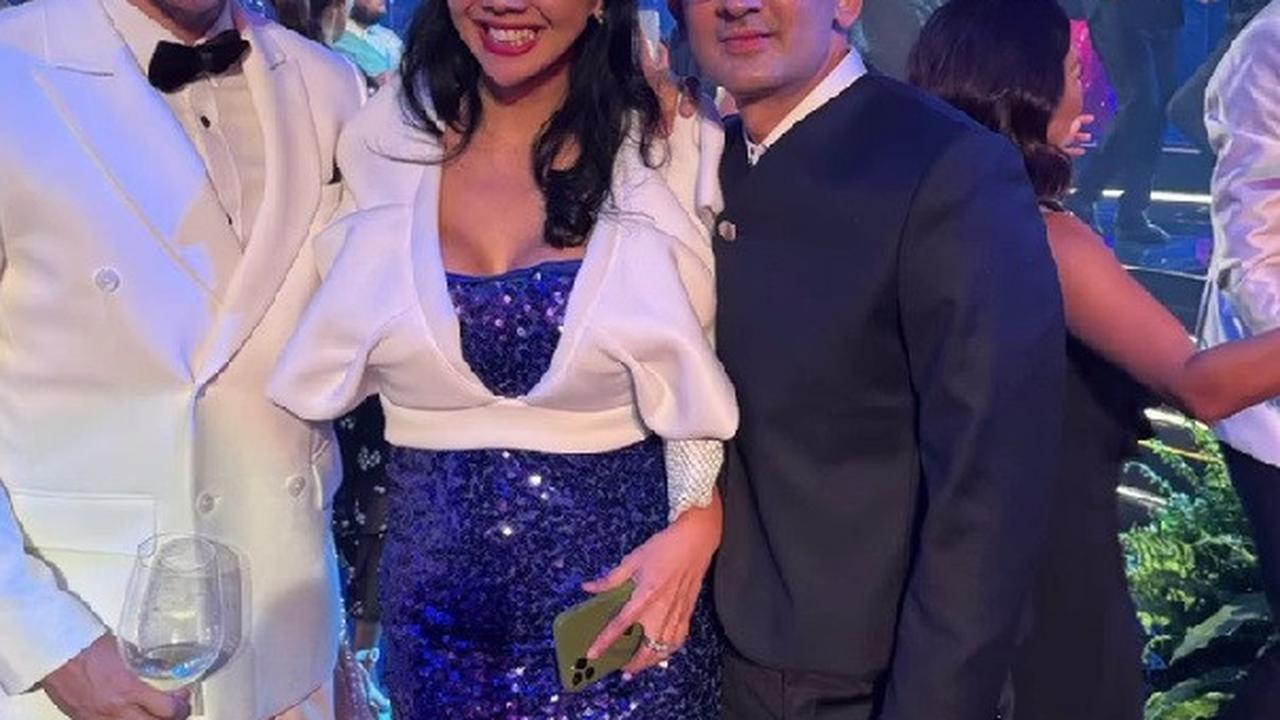Potret Asri Welas di Anniversary Manoj Punjabi, Tampil Memukau dengan Gaun Biru dan Tampak Lebih Bahagia