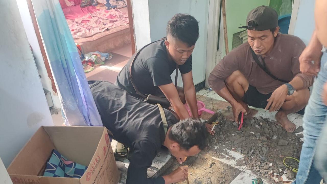 Polisi berusaha ambil barang bukti narkotika yang dibuang tersangka kedalam septic tank (Istimewa)
