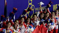 Tim bulutangkis putri Indonesia berpose saat menerima medali perak pada SEA Games 2019 di Muntinlupa Sports Complex, Manila, Selasa (3/12). Indonesia kalah 1-3 dari Thailand. (Bola.com/M Iqbal Ichsan)