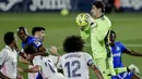 Kiper Real Madrid, Thibaut Courtois, menangkap bola saat melawan Getafe pada laga Liga Spanyol di Stadion Alfonso Perez, Senin (19/4/2021). Kedua tim bermain imbang 0-0. (AP Photo/Manu Fernandez)