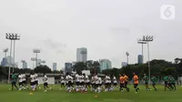 Para pemain Timnas Indonesia U-22 melakukan pemanasan selama sesi latihan tim di Lapangan A Senayan, Jakarta, Kamis (2/3/2023). Latihan timnas U-22 langsung dipimpin oleh Indra Sjafri. (Liputan6.com/Herman Zakharia)