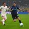 Nicolo Fagioli (kiri) mencoba merebut bola dari Alessandro Bastoni (kanan) dalam laga Inter Milan vs Fiorentina Kamis (30/10/2025) (AP Photo/Antonio Calanni)