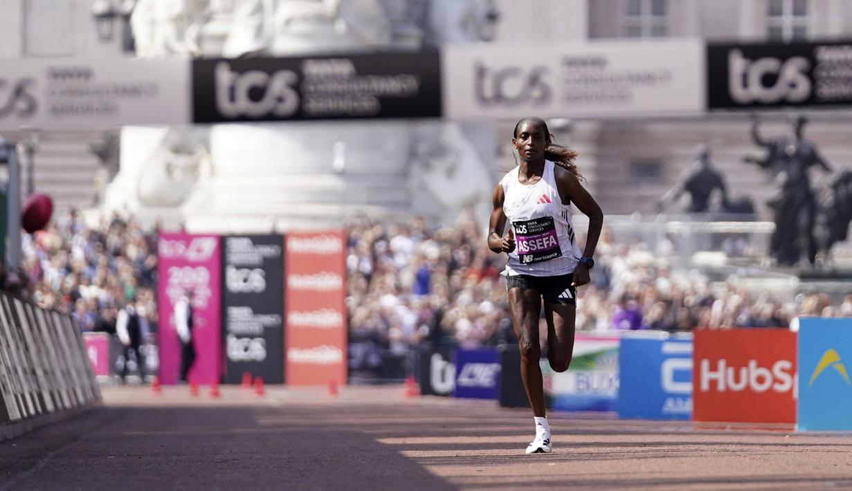 Pelari Etiopia, Tigist Assefa berkompetisi dalam ajang London Marathon 2025 di London, Inggris, Sabtu (27/04/2025) waktu setempat. (AP Photo/Alberto Pezzali)
