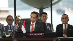 Presiden Indonesia Joko Widodo (tengah) mengetok palu menandai dibukanya Konferensi Tingkat Tinggi (KTT) Ke-42 ASEAN , di Labuan Bajo, NTT, Rabu (10/5/2023). (AP Photo/Achmad Ibrahim, Pool)